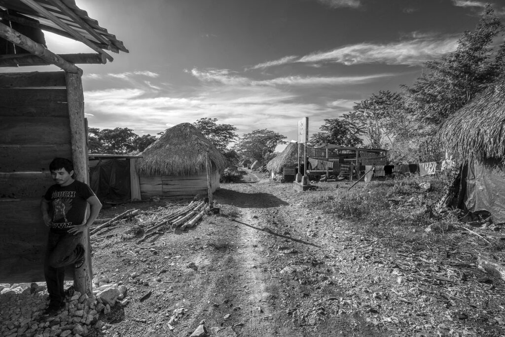 Entre el camino y la línea. Fotografía: Xabier Santaquiteria Echarri, enero 2026