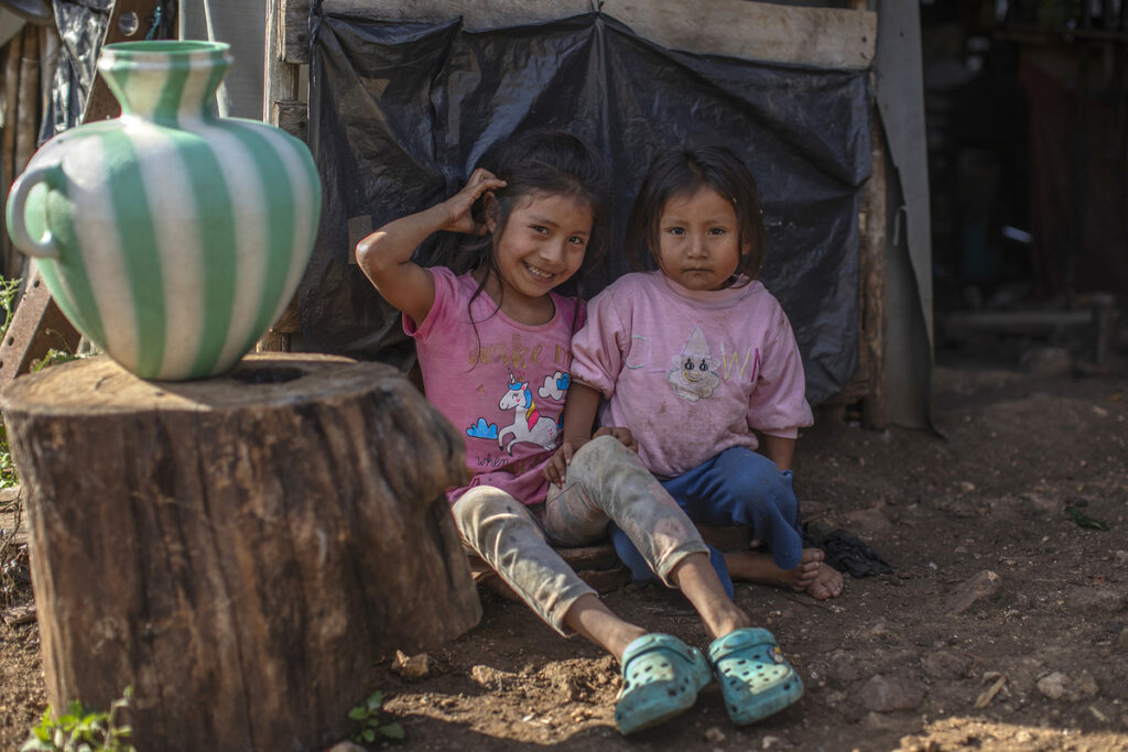 Niñas y un jarrón. Fotografía: Xabier Santaquiteria Echarri, enero 2026
