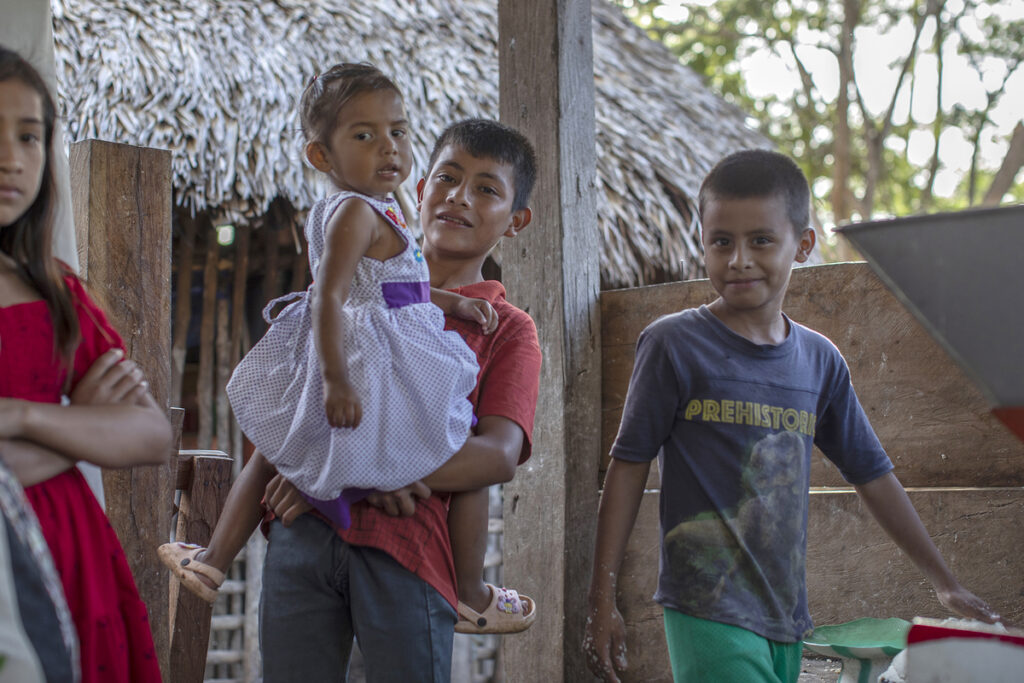 Niños en el molino. Fotografía: Xabier Santaquiteria Echarri, enero 2026