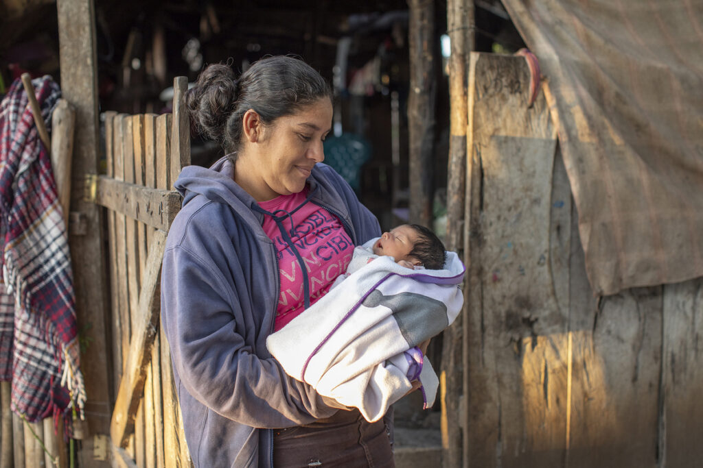 Maternidad en desplazamiento. Fotografía: Xaber Santaquiteria Echarri, enero 2026