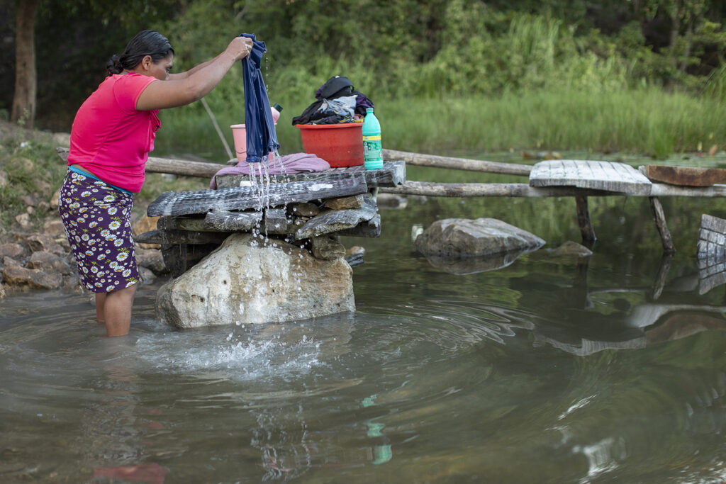 Lavando en la laguna. Fotografía: Xaber Santaquiteria Echarri, enero 2026