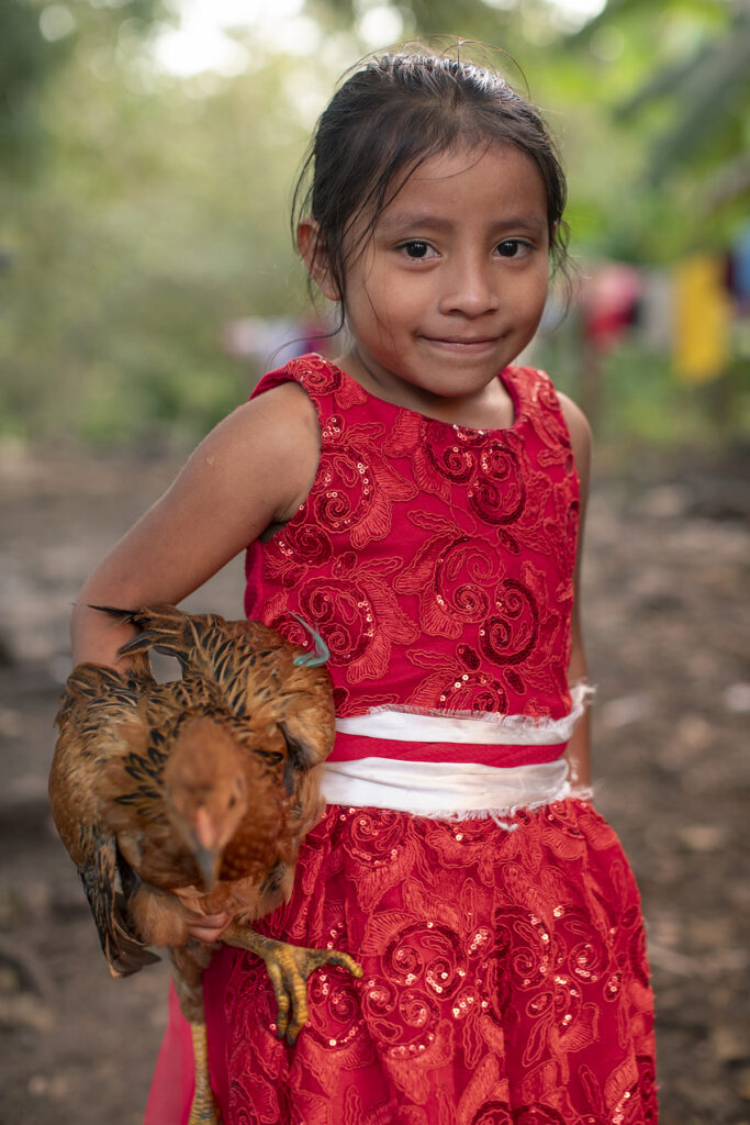 La niña y su gallo. Fotografía: Xabier Santaquiteria Echarri, enero 2026
