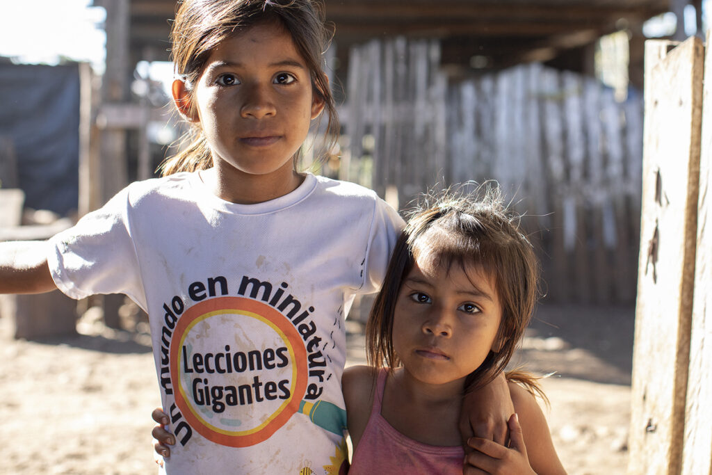 Amigas y hermanas. Fotografía: Xaber Santaquiteria Echarri, enero 2026
