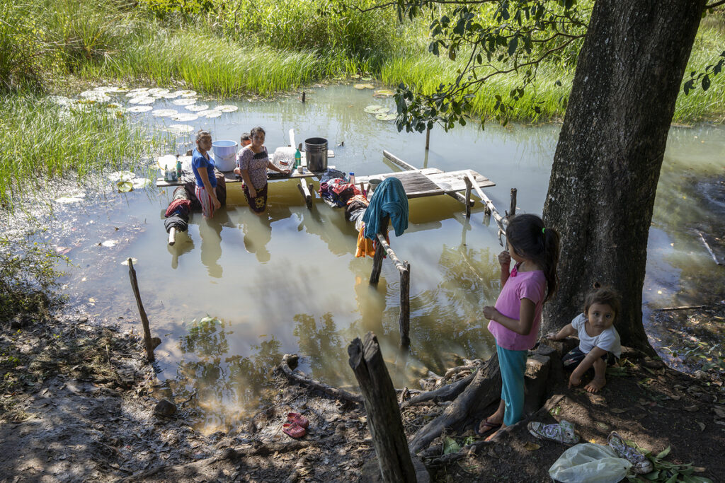 Madres lavando. Fotografía: Xaber Santaquiteria Echarri, enero 2026