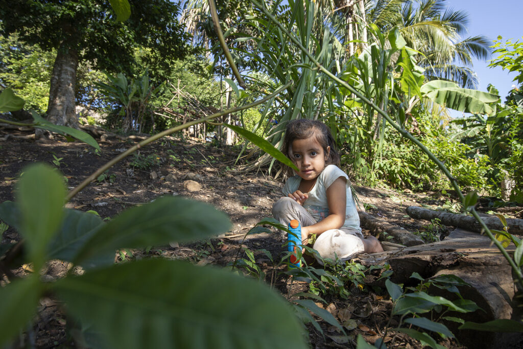 Niña en la selva. Fotografía: Xaber Santaquiteria Echarri, enero 2026