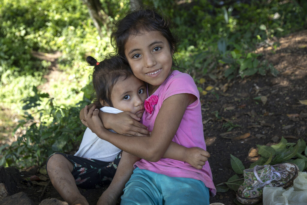 Amor de hermanas. Fotografía: Xaber Santaquiteria Echarri, enero 2026