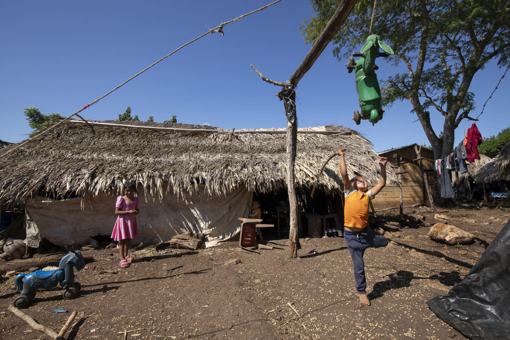 Jugando a romper la piñata (foto 1). Fotografía: Xaber Santaquiteria Echarri, enero 2026